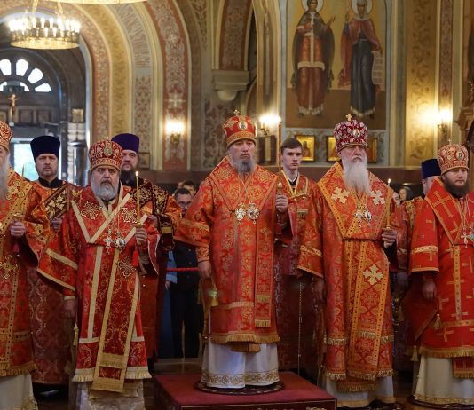 Митрополит Василий в сослужении архиереев митрополии совершил Всенощное бдение в Свято-Екатерининском кафедральном соборе