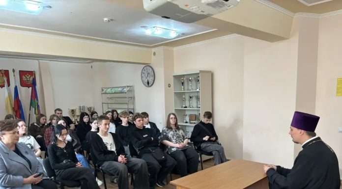 Священник рассказал студентам университета кооперации о духовном смысле подготовки к Пасхе