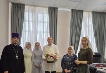 Иерей Иоанн Усачёв вместе со старшими сёстрами сестричеств поздравил главного врача больницы скорой медицинской помощи
