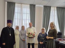 Иерей Иоанн Усачёв вместе со старшими сёстрами сестричеств поздравил главного врача больницы скорой медицинской помощи