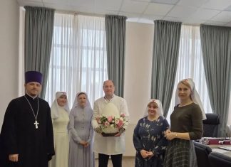 Иерей Иоанн Усачёв вместе со старшими сёстрами сестричеств поздравил главного врача больницы скорой медицинской помощи