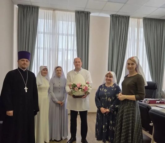 Иерей Иоанн Усачёв вместе со старшими сёстрами сестричеств поздравил главного врача больницы скорой медицинской помощи