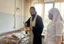 Иерей Алексий Скрынник в сопровождении сестры милосердия навестил подопечных хосписа