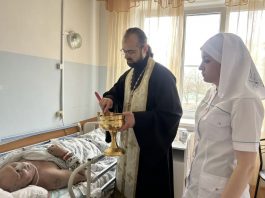 Иерей Алексий Скрынник в сопровождении сестры милосердия навестил подопечных хосписа