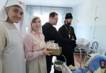 Иерей Алексий Скрынник вместе с сёстрами милосердия поздравил подопечных хосписа города Краснодара
