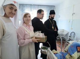 Иерей Алексий Скрынник вместе с сёстрами милосердия поздравил подопечных хосписа города Краснодара