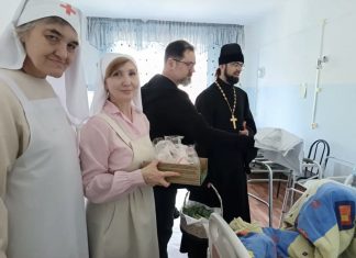 Иерей Алексий Скрынник вместе с сёстрами милосердия поздравил подопечных хосписа города Краснодара