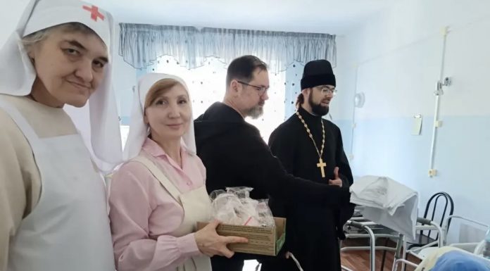 Иерей Алексий Скрынник вместе с сёстрами милосердия поздравил подопечных хосписа города Краснодара