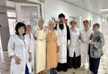 Иерей Михаил Монтиков вместе с сестрами милосердия поздравили пациентов и сотрудников хосписа