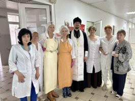 Иерей Михаил Монтиков вместе с сестрами милосердия поздравили пациентов и сотрудников хосписа