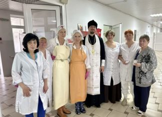 Иерей Михаил Монтиков вместе с сестрами милосердия поздравили пациентов и сотрудников хосписа