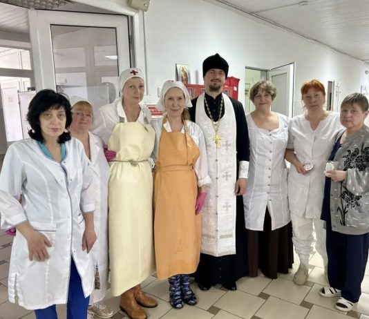 Иерей Михаил Монтиков вместе с сестрами милосердия поздравили пациентов и сотрудников хосписа