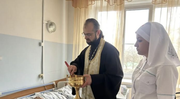 Иерей Алексий Скрынник в сопровождении сестры милосердия навестил подопечных хосписа