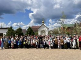 В храмах епархии прошли Пасхальные праздники и акции