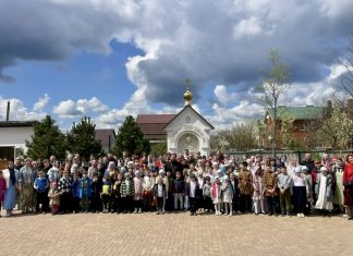 В храмах епархии прошли Пасхальные праздники и акции