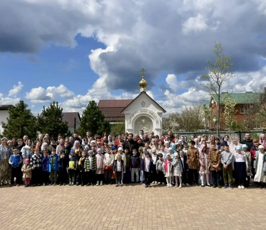 В храмах епархии прошли Пасхальные праздники и акции