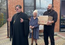 Протоиерей Владимир Капустин и участники «Возвращение домой» посетили дом престарелых