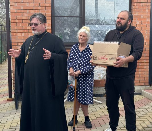 Протоиерей Владимир Капустин и участники «Возвращение домой» посетили дом престарелых