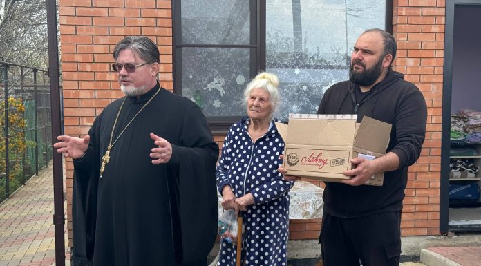 Протоиерей Владимир Капустин и участники «Возвращение домой» посетили дом престарелых