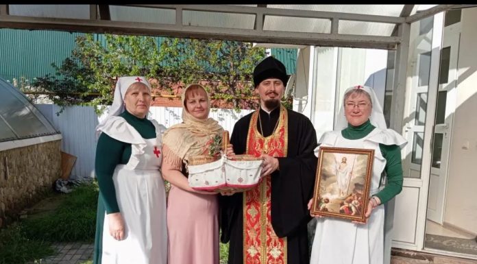Протоиерей Константин Ланцев и сестры милосердия сестричества посетили геронтологический пансионат «Добрые сердца»