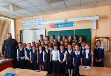 Диакон Евгений Дасов провел встречу с учащимися вторых классов гимназии № 44 имени Михаила Тальского