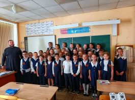 Диакон Евгений Дасов провел встречу с учащимися вторых классов гимназии № 44 имени Михаила Тальского