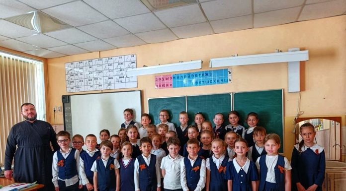 Диакон Евгений Дасов провел встречу с учащимися вторых классов гимназии № 44 имени Михаила Тальского