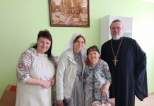 Протоиерей Андрей Драган с сестрами милосердия сестричества поздравили подопечных управления соцзащиты Карасунского округа