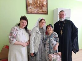 Протоиерей Андрей Драган с сестрами милосердия сестричества поздравили подопечных управления соцзащиты Карасунского округа