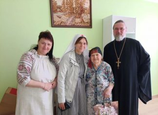 Протоиерей Андрей Драган с сестрами милосердия сестричества поздравили подопечных управления соцзащиты Карасунского округа