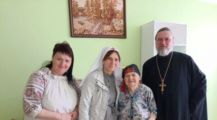Протоиерей Андрей Драган с сестрами милосердия сестричества поздравили подопечных управления соцзащиты Карасунского округа
