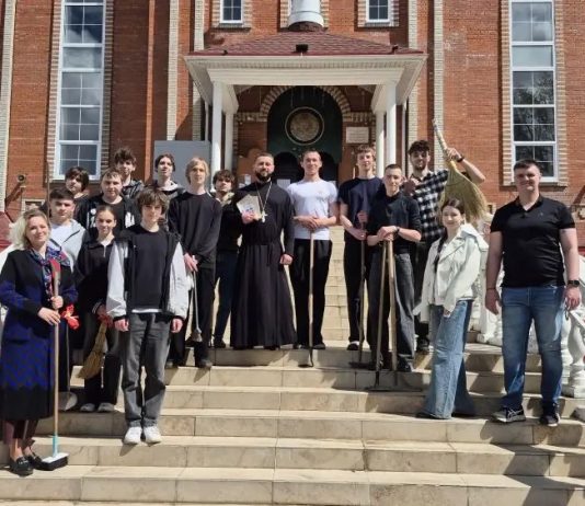 В храме Вознесения Господня в посёлке Пашковский прошёл субботник, в котором приняли участие члены Молодёжного парламента города Краснодара