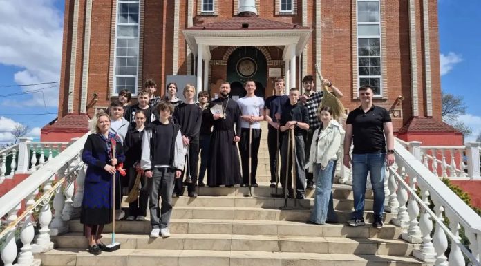 В храме Вознесения Господня в посёлке Пашковский прошёл субботник, в котором приняли участие члены Молодёжного парламента города Краснодара