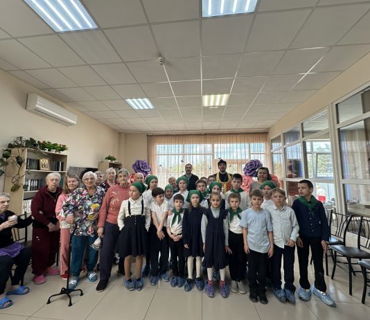 Ученики и педагоги школы «Лествица» храма свт. Николая Чудотворца посетили подопечных дома-интерната «Родительская усадьба»