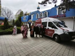 Иерей Георгий Горин вместе с сёстрами милосердия посетил подопечных сестричества