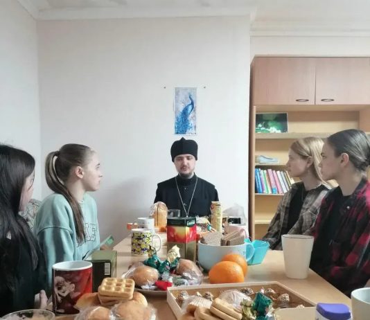 Иерей Арсений Рощин провел встречу с участниками православного молодежного клуба «Серафим»