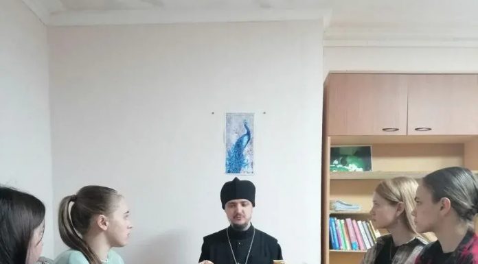 Иерей Арсений Рощин провел встречу с участниками православного молодежного клуба «Серафим»