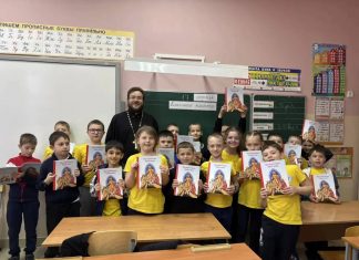 Иерей Андрей Тарасенко провёл уроки, посвящённые теме Светлого Христова Воскресения, в школе № 102