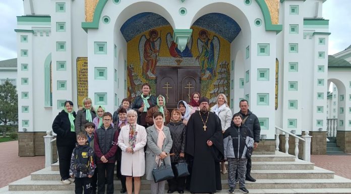 В храме Святой ТРоицы станицы Динской прошла встреча с сотрудниками социально-реабилитационного центра для несовершеннолетних