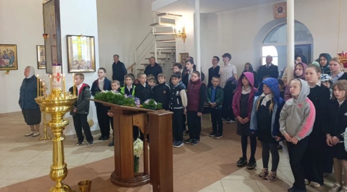 В пос. Кутаисе школьники посетили богослужение в праздник Благовещения Пресвятой Богородицы