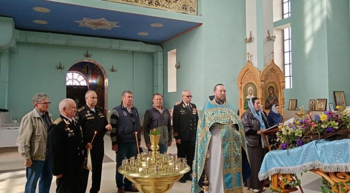 В Свято-Троицком храме помолились об упокоении погибших подводников