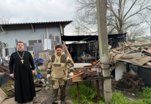 Духовник Екатеринодарского районного казачьего общества протоиерей Георгий Козак посетил мастерскую, где трудятся казаки