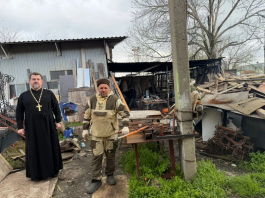 Духовник Екатеринодарского районного казачьего общества протоиерей Георгий Козак посетил мастерскую, где трудятся казаки