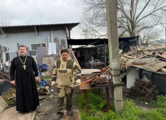 Духовник Екатеринодарского районного казачьего общества протоиерей Георгий Козак посетил мастерскую, где трудятся казаки