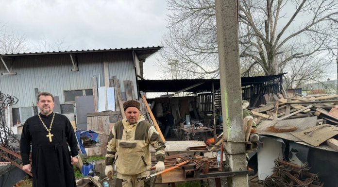 Духовник Екатеринодарского районного казачьего общества протоиерей Георгий Козак посетил мастерскую, где трудятся казаки