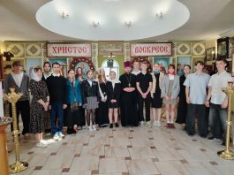 В Свято-Никольском храме ст. Саратовской провели экскурсию для молодежи