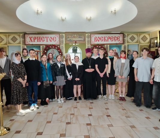 В Свято-Никольском храме ст. Саратовской провели экскурсию для молодежи