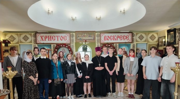 В Свято-Никольском храме ст. Саратовской провели экскурсию для молодежи