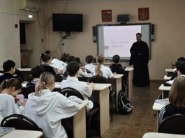 Диакон Илия Мигалко рассказал школьникам о Пасхе Христовой