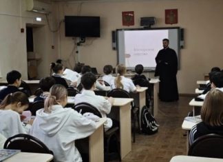 Диакон Илия Мигалко рассказал школьникам о Пасхе Христовой